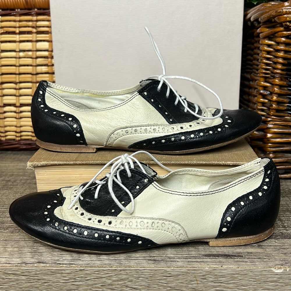 VINTAGE Locale White & Black Leather Oxford shoes w Cut Out Detail Size 35 (4.5)